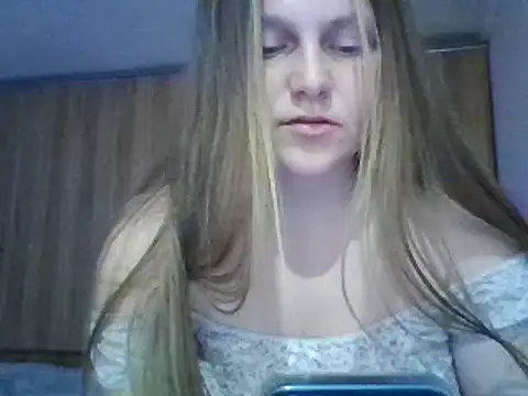 Evasapples online show from 4, 3, 2025