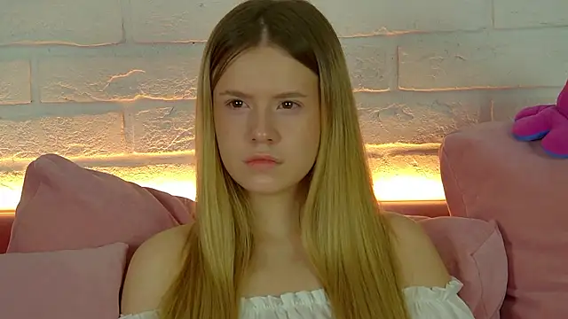 MilanaBalmain online show from 2, 12, 2025