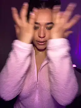 Crystal Dluna online show from 13, 11, 2025