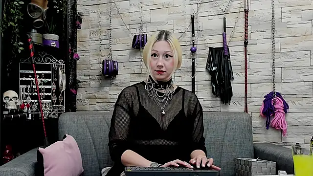 Snapshot of CruelMistress chatting on 28, 10, 2025 CruelMistress online show from 28, 10, 2025