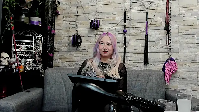 Snapshot of CruelMistress chatting on 25, 4, 2026 CruelMistress online show from 25, 4, 2026