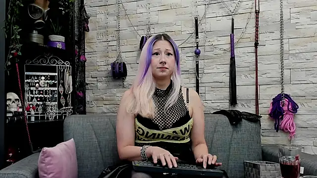 Snapshot of CruelMistress chatting on 1, 12, 2025 CruelMistress online show from 1, 12, 2025