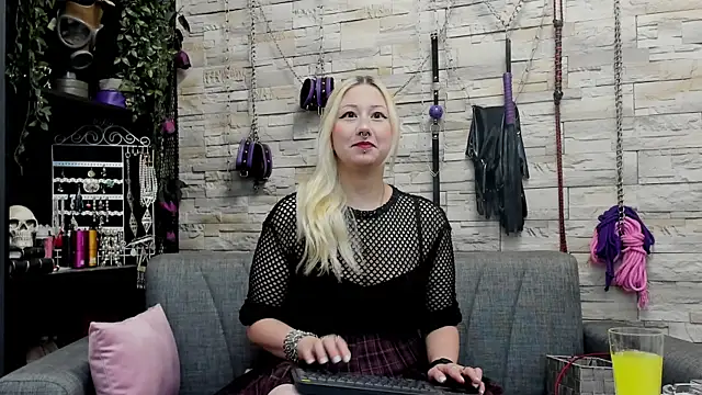 Snapshot of CruelMistress chatting on 20, 10, 2025 CruelMistress online show from 20, 10, 2025