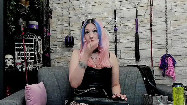 Snapshot of CruelMistress chatting on 15, 11, 2025 CruelMistress online show from 15, 11, 2025