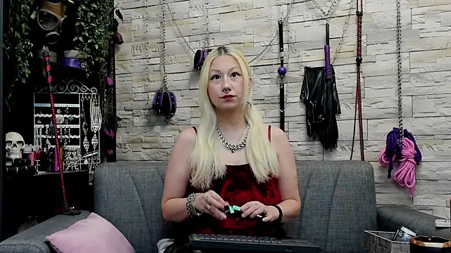 Snapshot of CruelMistress chatting on 7, 10, 2025 CruelMistress online show from 7, 10, 2025