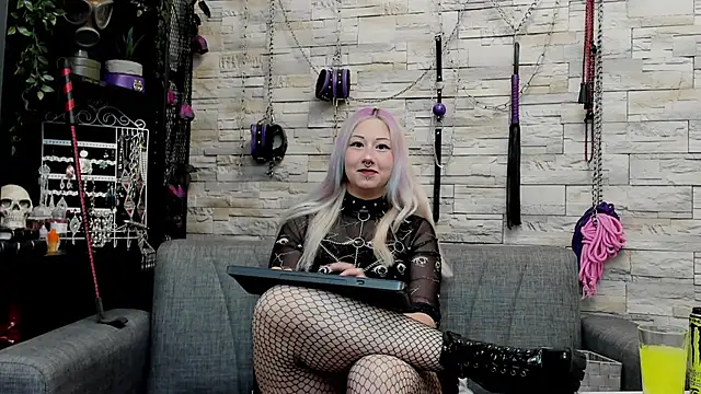 Snapshot of CruelMistress chatting on 29, 4, 2026 CruelMistress online show from 29, 4, 2026