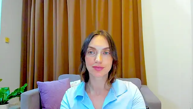 Snapshot of LovelyeeMia chatting on 14, 10, 2025 LovelyeeMia online show from 14, 10, 2025