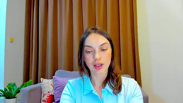 Snapshot of LovelyeeMia chatting on 5, 10, 2025 LovelyeeMia online show from 5, 10, 2025
