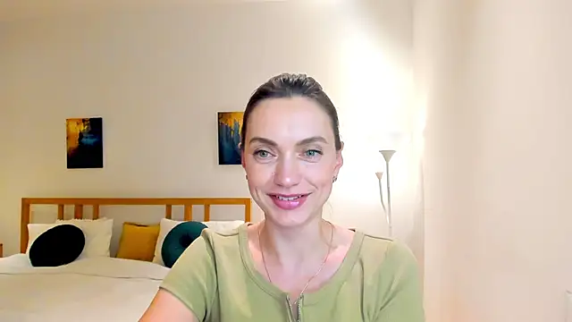 Snapshot of LovelyeeMia chatting on 10, 12, 2024 LovelyeeMia online show from 10, 12, 2024