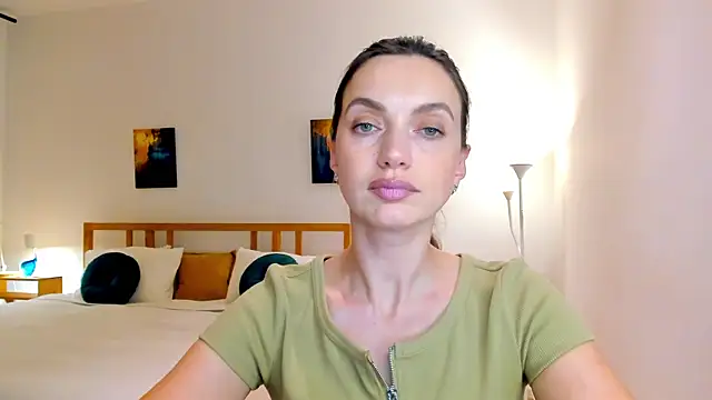 Snapshot of LovelyeeMia chatting on 4, 12, 2024 LovelyeeMia online show from 4, 12, 2024