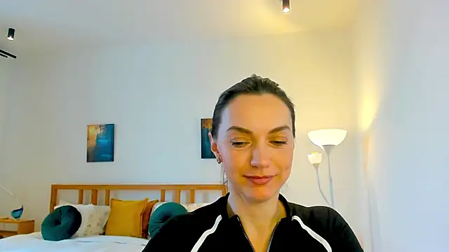 Snapshot of LovelyeeMia chatting on 16, 12, 2024 LovelyeeMia online show from 16, 12, 2024