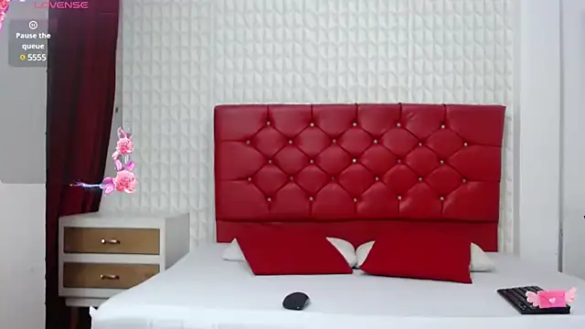 Roxy Lux online show from 4, 3, 2025