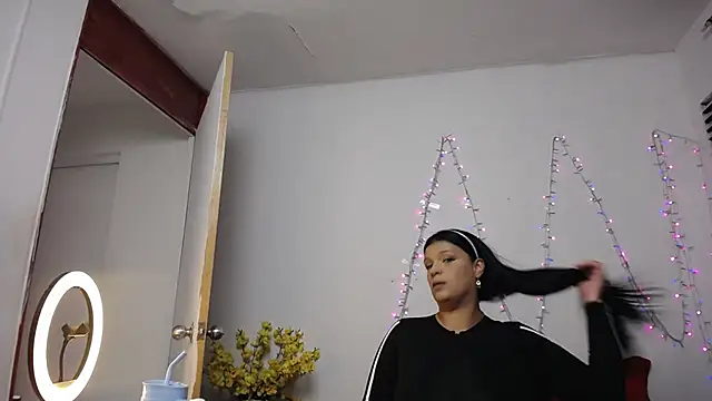 Nicol Love0 online show from 24, 11, 2025