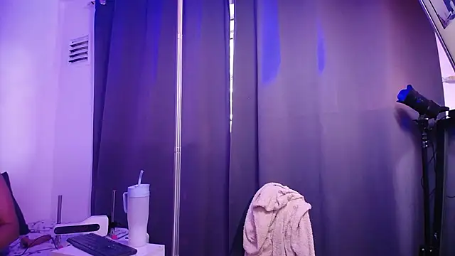 Nicol Love0 online show from 10, 2, 2026