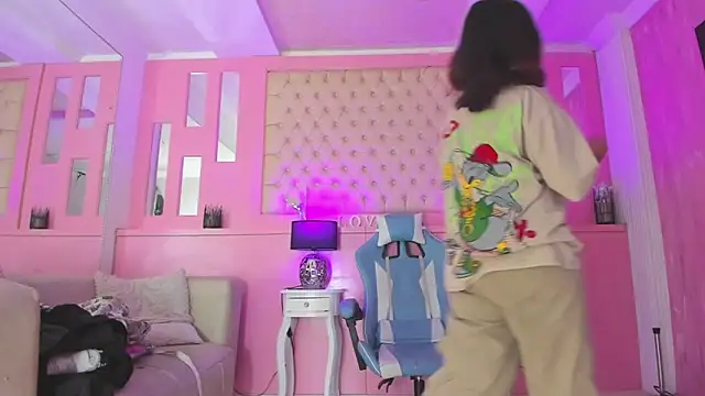 LarahB  online show from 25, 1, 2025