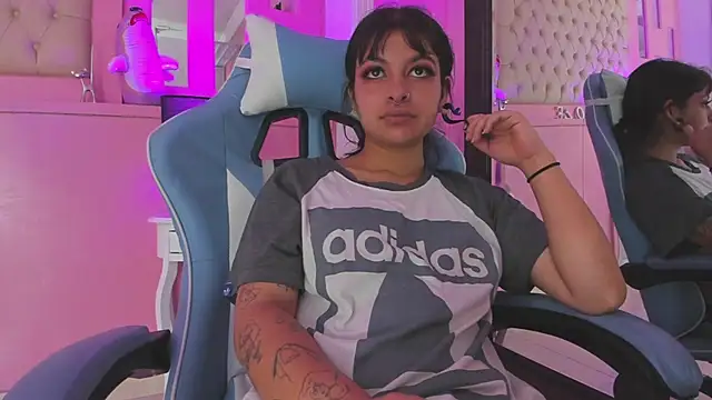 LarahB  online show from 4, 2, 2025