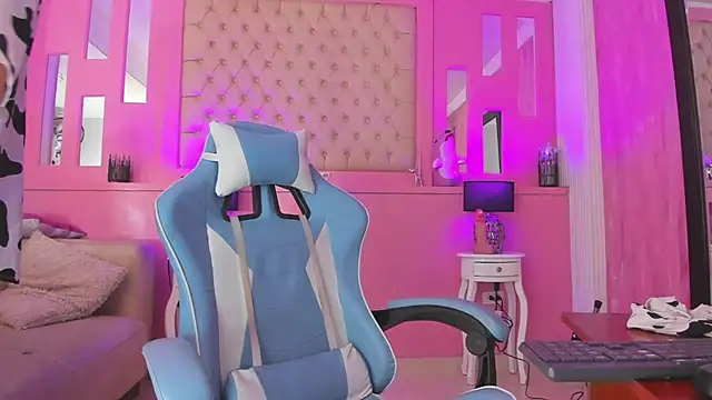 LarahB  online show from 7, 2, 2025