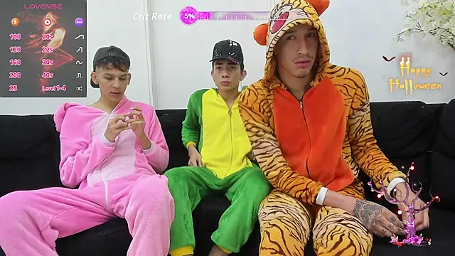 Snapshot of StrawwBoys chatting on 23, 10, 2025 StrawwBoys online show from 23, 10, 2025