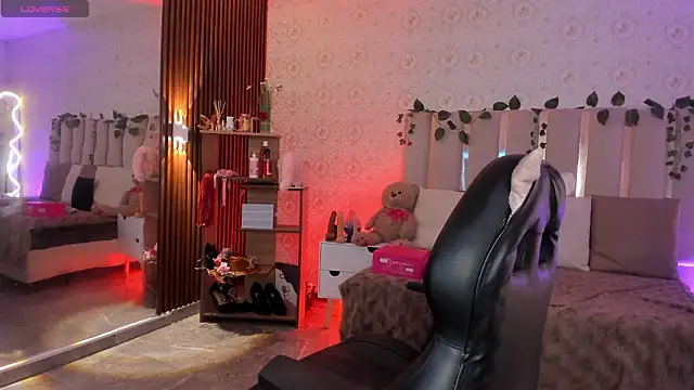 Daphnne tay online show from 4, 2, 2026