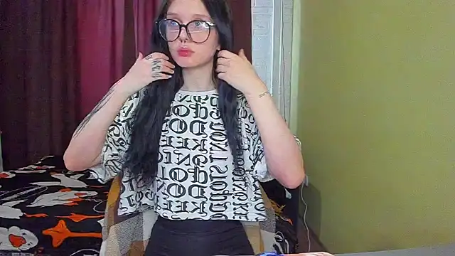 Snapshot of Hi_Kitti chatting on 11, 3, 2025 Hi Kitti online show from 11, 3, 2025