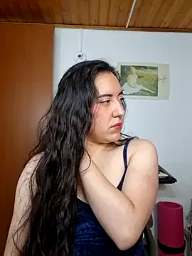 Emi chik online show from 1, 4, 2026