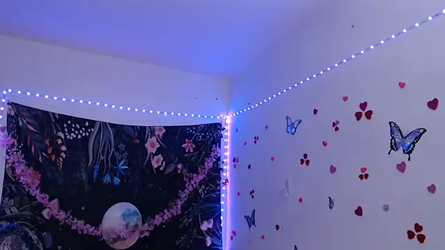 Snapshot of Emillyy_m chatting on 8, 9, 2025 Emillyy m online show from 8, 9, 2025