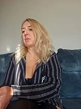 Snapshot of MariaRichi_ chatting on 8, 11, 2025 MariaRichi online show from 8, 11, 2025