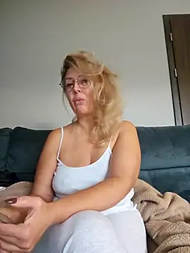 Snapshot of MariaRichi_ chatting on 1, 12, 2025 MariaRichi online show from 1, 12, 2025