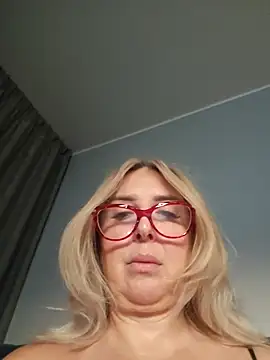 Snapshot of MariaRichi_ chatting on 23, 11, 2025 MariaRichi online show from 23, 11, 2025