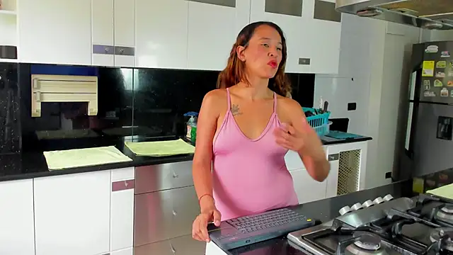 Snapshot of ShainaBonne chatting on 25, 9, 2025 ShainaBonne online show from 25, 9, 2025