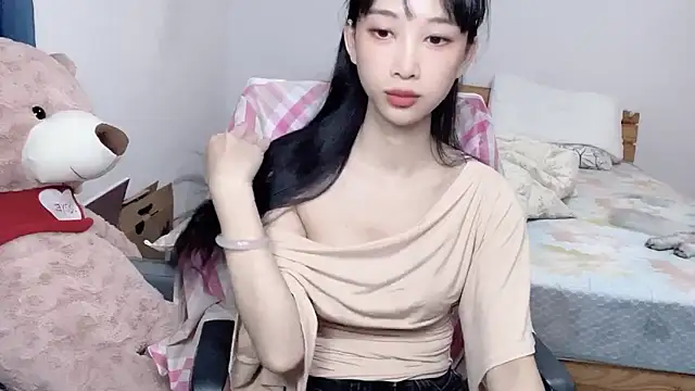 Snapshot of Lili-2 chatting on 12, 10, 2025 Lili-2 online show from 12, 10, 2025