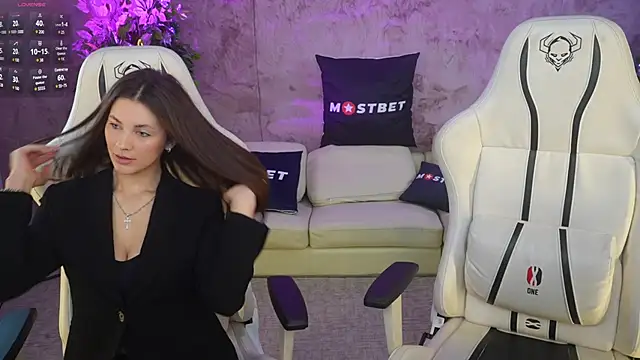 Julia  Star  online show from 30, 12, 2024