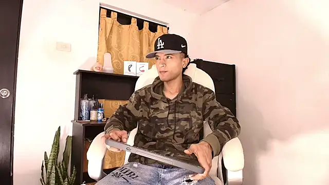 Snapshot of Edward_Milleer chatting on 17, 10, 2025 Edward Milleer online show from 17, 10, 2025