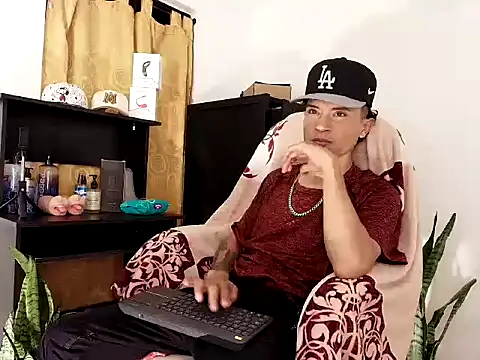 Edward Milleer online show from 26, 10, 2025