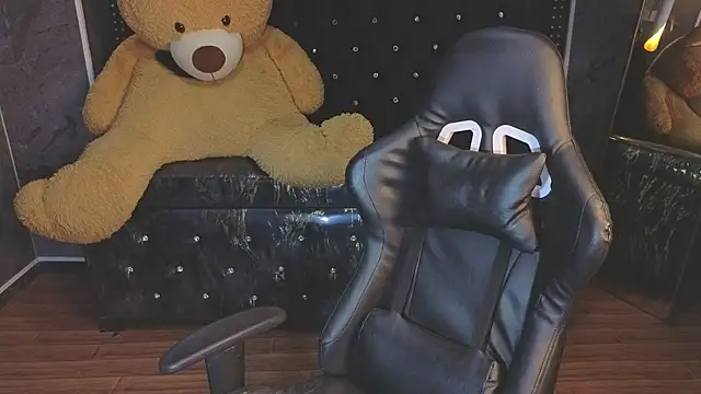 Snapshot of Kitty_fox_b chatting on 14, 11, 2025 Kitty fox b online show from 14, 11, 2025