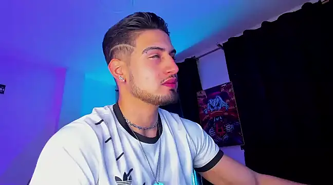 Snapshot of Giomar_Reyes chatting on 7, 1, 2025 Giomar Reyes online show from 7, 1, 2025