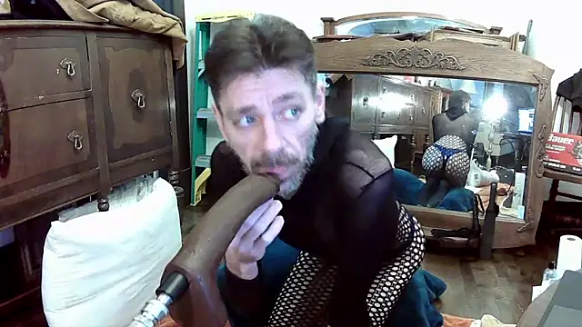 Snapshot of MaxJr8008 chatting on 23, 11, 2025 MaxJr8008 online show from 23, 11, 2025