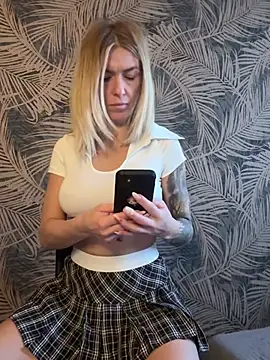 Snapshot of BlueEyesCarole chatting on 4, 2, 2025 BlueEyesCarole online show from 4, 2, 2025