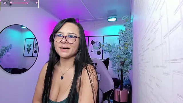 Snapshot of Tiara_rr chatting on 2, 5, 2026 Tiara rr online show from 2, 5, 2026