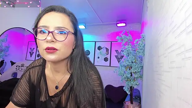 Snapshot of Tiara_rr chatting on 6, 6, 2026 Tiara rr online show from 6, 6, 2026
