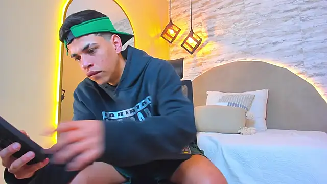 Benjamin More online show from 14, 11, 2025