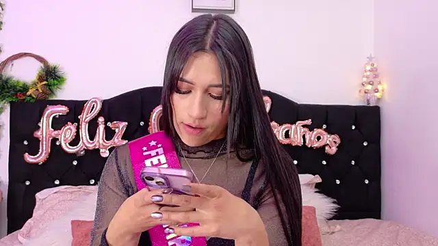 Snapshot of Sara_Kurt chatting on 4, 12, 2025 Sara Kurt online show from 4, 12, 2025