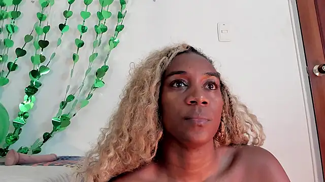 Snapshot of aisha_w10 chatting on 18, 3, 2025 aisha w10 online show from 18, 3, 2025