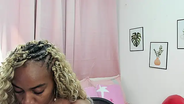 Snapshot of aisha_w10 chatting on 3, 3, 2025 aisha w10 online show from 3, 3, 2025