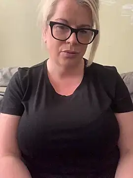 Snapshot of curvy-Ruby-Uk chatting on 22, 3, 2025 curvy-Ruby-Uk online show from 22, 3, 2025