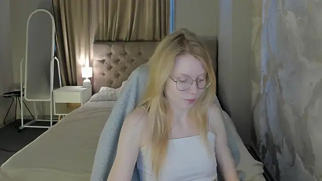 Snapshot of Esme_Runn chatting on 3, 7, 2026 Esme Runn online show from 3, 7, 2026