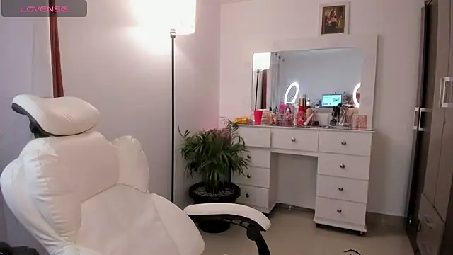 Snapshot of Niicoleta chatting on 13, 12, 2025 Niicoleta online show from 13, 12, 2025