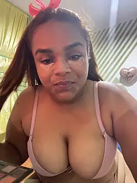 Snapshot of Evabigass chatting on 7, 10, 2025 Evabigass online show from 7, 10, 2025