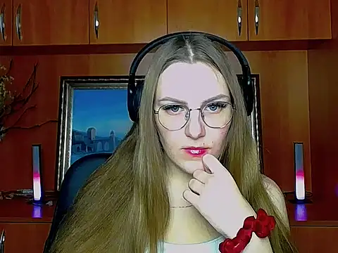 Snapshot of _AlMamiyy_ chatting on 28, 11, 2025 AlMamiyy online show from 28, 11, 2025