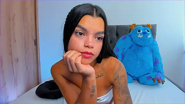 mia world  online show from 19, 10, 2025